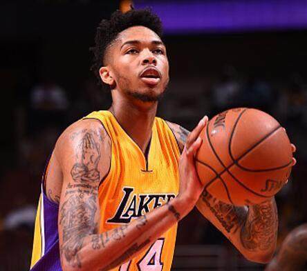 在与对手陷 在与对手陷